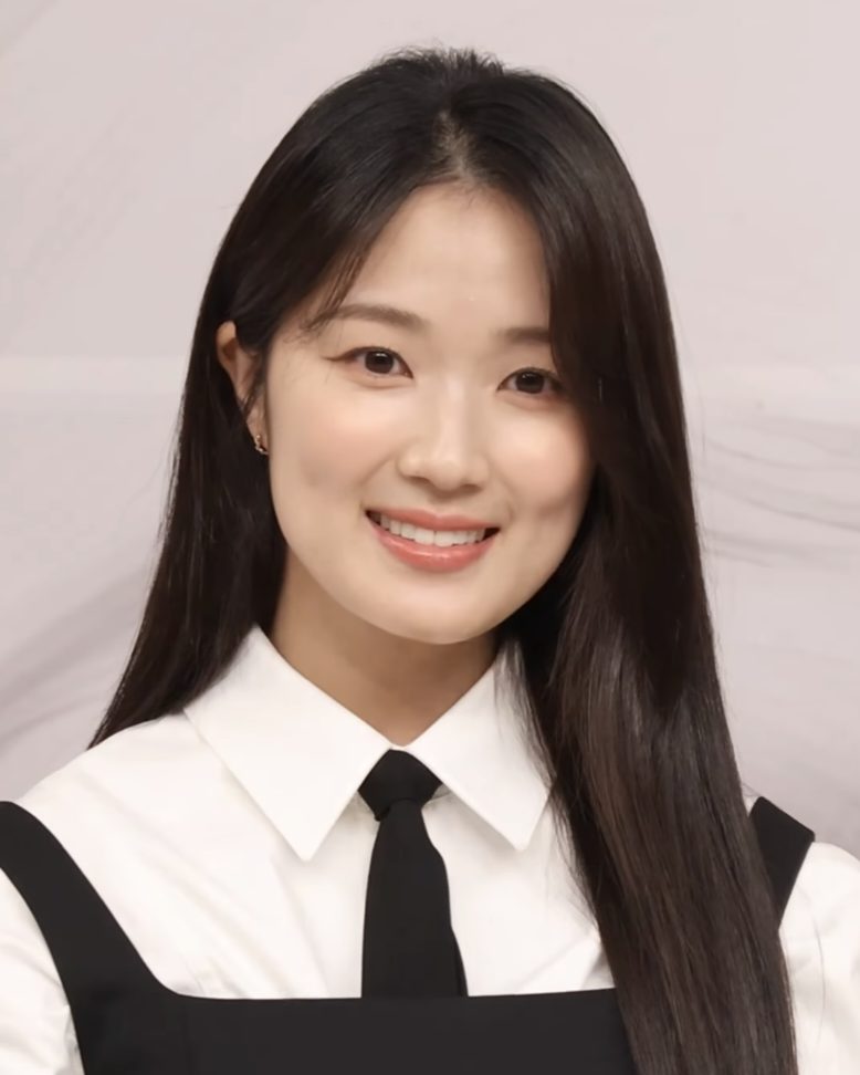 김혜윤 사진 — 배우 김혜윤 사주