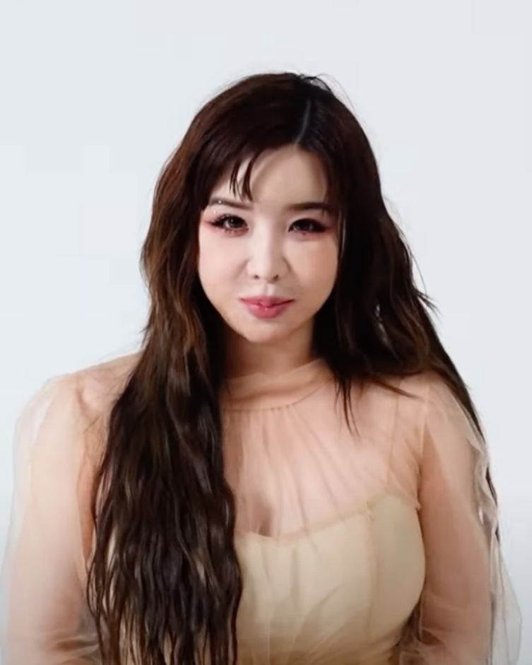 박봄 사진 3 — 박봄 사주와 정사일주