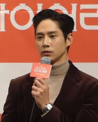 박성훈 사진 2 — 박성훈 사주와 무자일주
