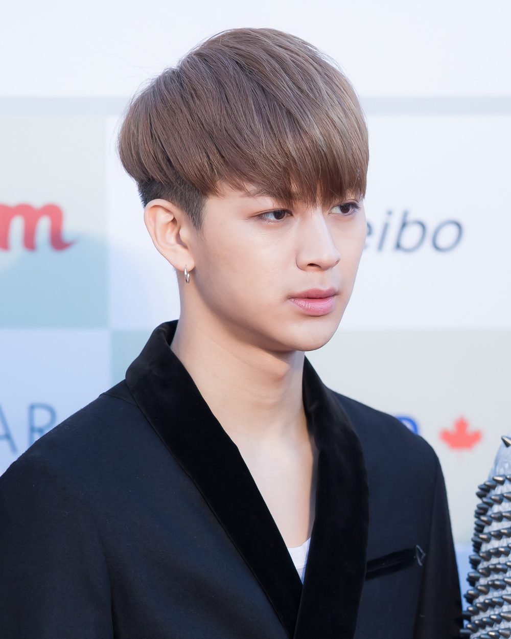 송윤형