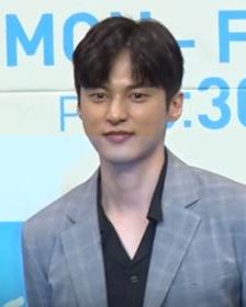 윤선우 사진 2 — 윤선우 사주와 기유일주