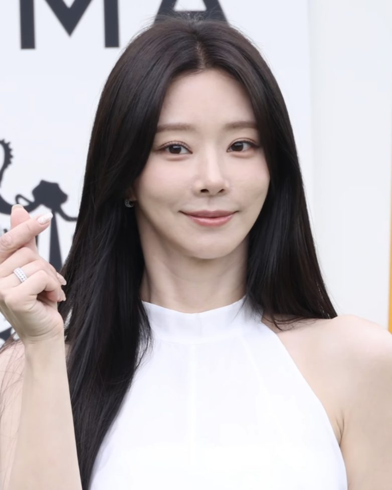 이주빈 사진 — 배우 이주빈 사주