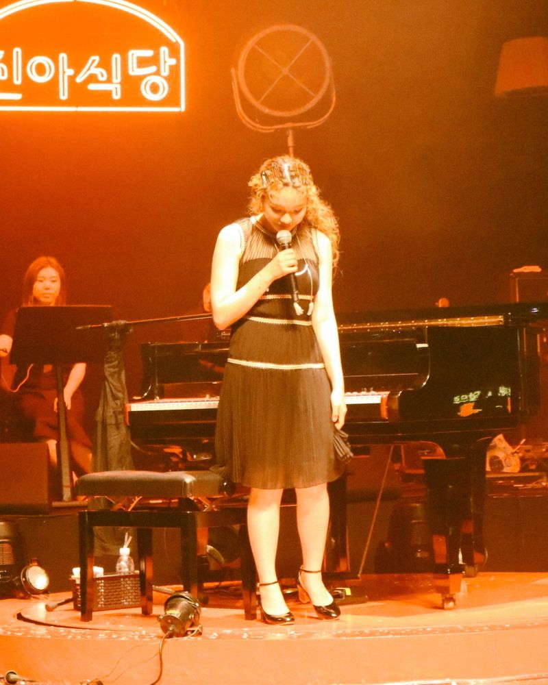 이진아 사진 2 — 이진아 사주와 을유일주