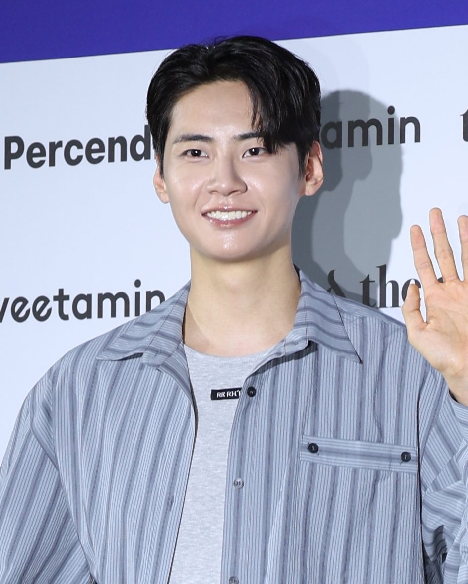 이진혁 사진 — 업텐션 이진혁 사주