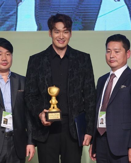 정겨운 사진 2 — 정겨운 사주와 임오일주