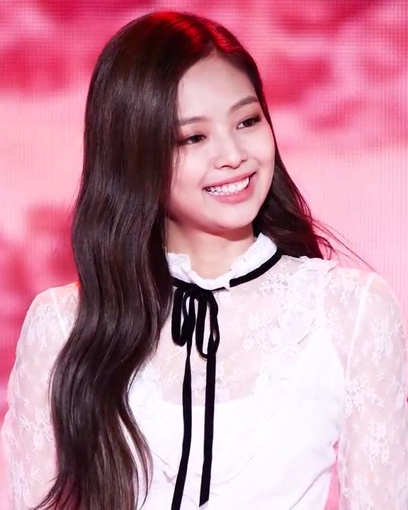 제니 사진 2 — 제니 사주와 임자일주