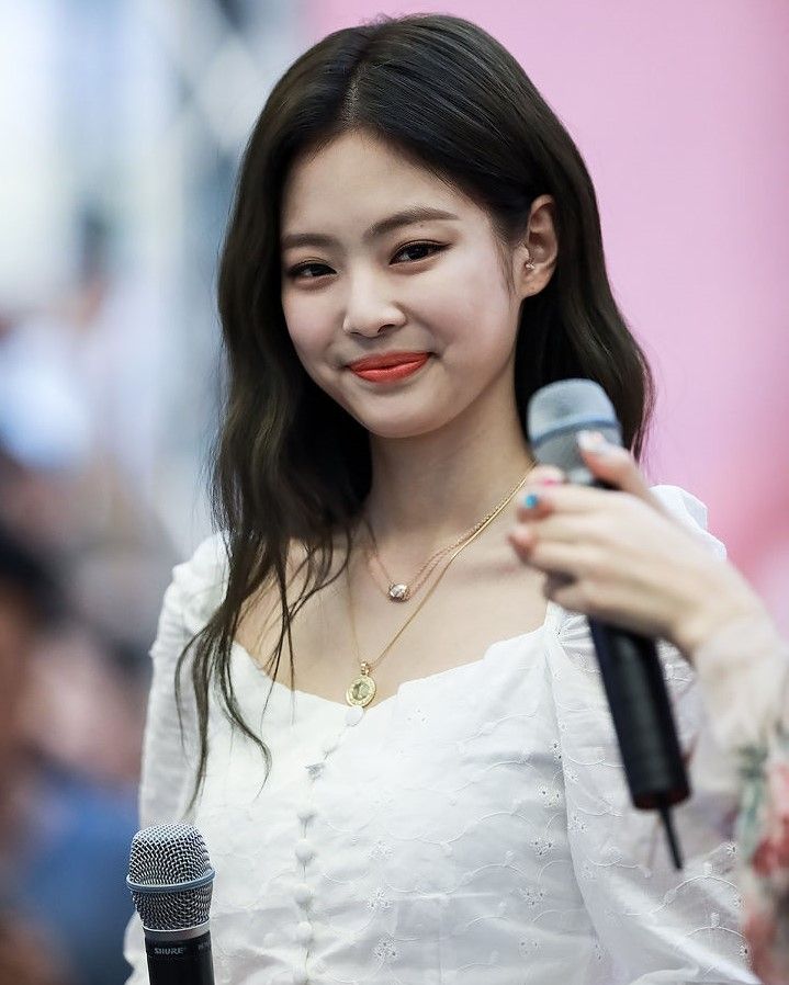 제니 사진 3 — 제니 사주와 임자일주