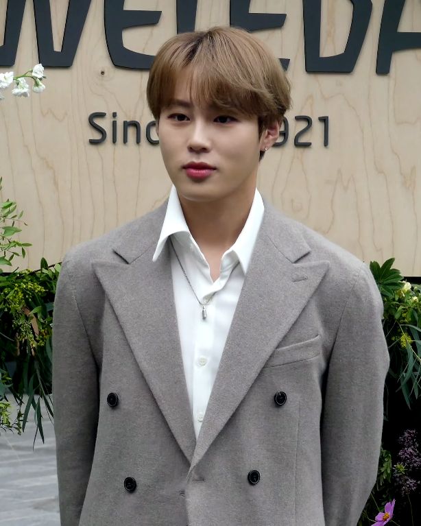 하성운 사진 2 — 하성운 사주와 정미일주