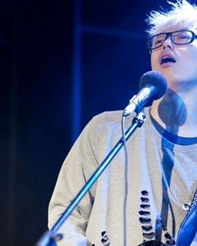 하현우 사진 2 — 하현우 사주와 정미일주