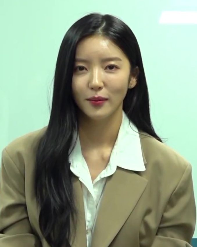 홍지윤 사진 — 배우 홍지윤 사주